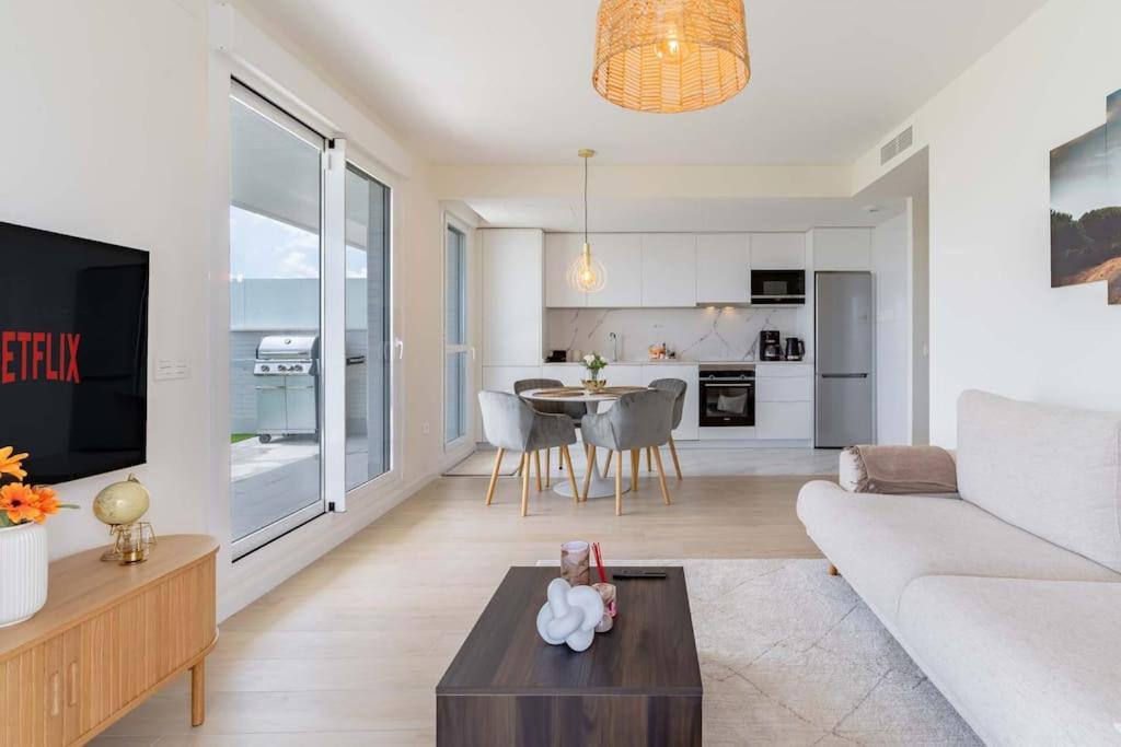 Apartemen Modern 2-bed With Huge Terrace *