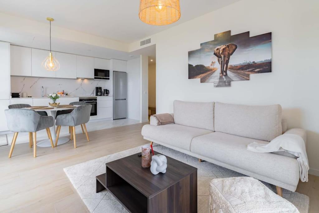 Modern 2-bed With Huge Terrace