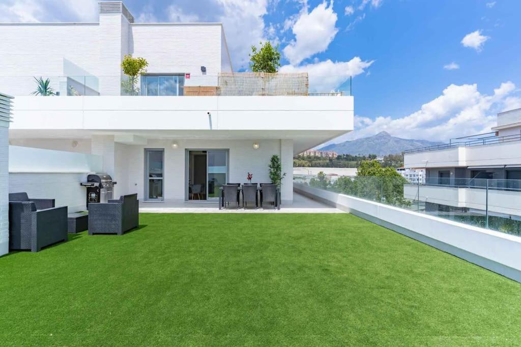 Apartemen Modern 2-bed With Huge Terrace *
